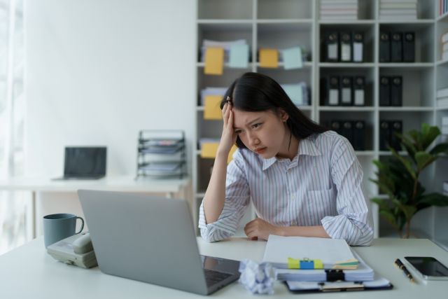 社内 lan セキュリティ 仕事に悩む女性