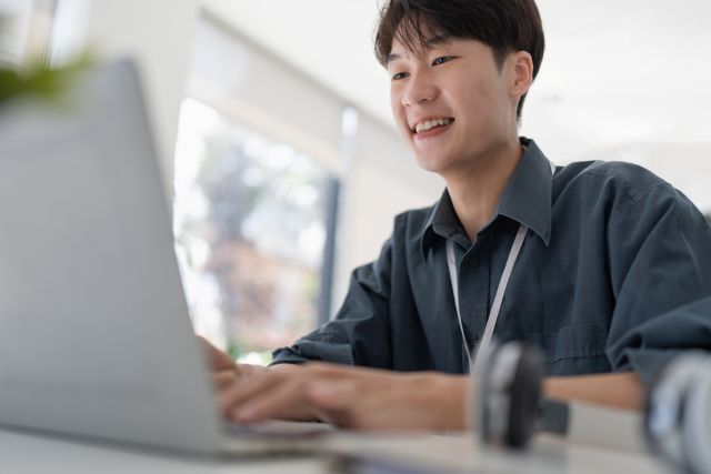 社内 lan セキュリティ PCを操作する若い男性